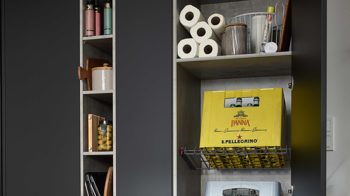 Einbauküche Interliving aus Holz in Schwarz Interliving Küche Serie 3073 - Vorratsraumlösung Mattschwarz & Beton – Stellfläche ca. 289 x 219 cm