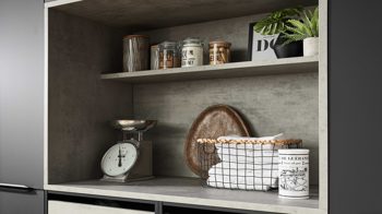 Einbauküche Interliving aus Holz in Schwarz Interliving Küche Serie 3073 - Vorratsraumlösung Mattschwarz & Beton – Stellfläche ca. 289 x 219 cm