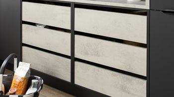 Einbauküche Interliving aus Holz in Schwarz Interliving Küche Serie 3107 - Vorratsraumlösung Mattschwarz & Beton – Stellfläche ca. 289 x 219 cm