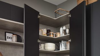 Einbauküche Interliving aus Holz in Schwarz Interliving Küche Serie 3107 - Vorratsraumlösung Mattschwarz & Beton – Stellfläche ca. 289 x 219 cm