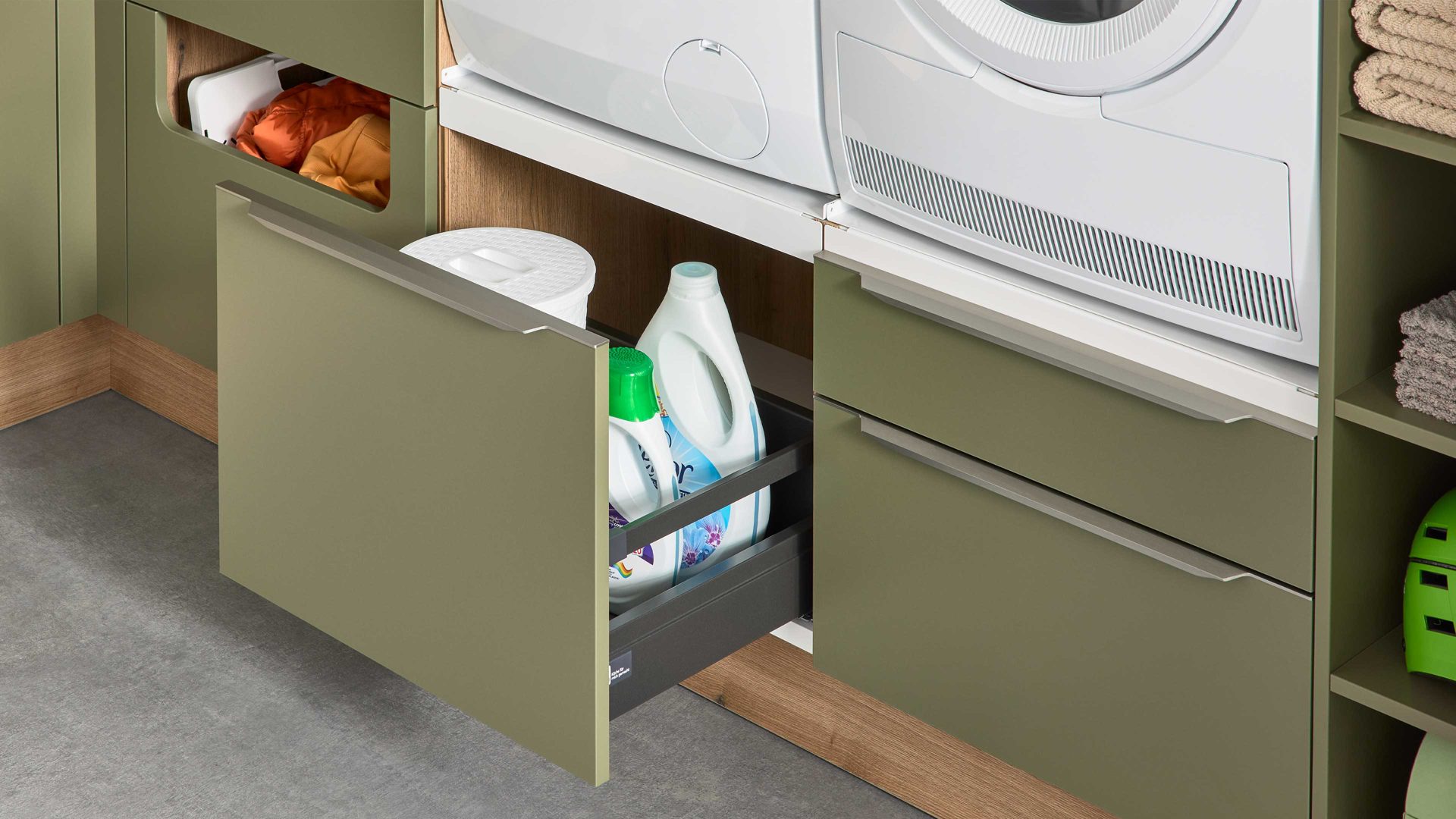 Einbauküche Interliving aus Holz in Grün Interliving Küche Serie 3074 - Hauswirtschaftsraumlösung Olive & Vulkaneiche – Stellfläche ca. 190 x 275 cm