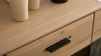 Lowboard Interliving aus Holz in Holzfarben Interliving Wohnzimmer Serie 2029 - Hänge-Lowboard Wildeiche & Granit-Steinoptik - vier Türen, eine Schublade, Länge ca. 220 cm