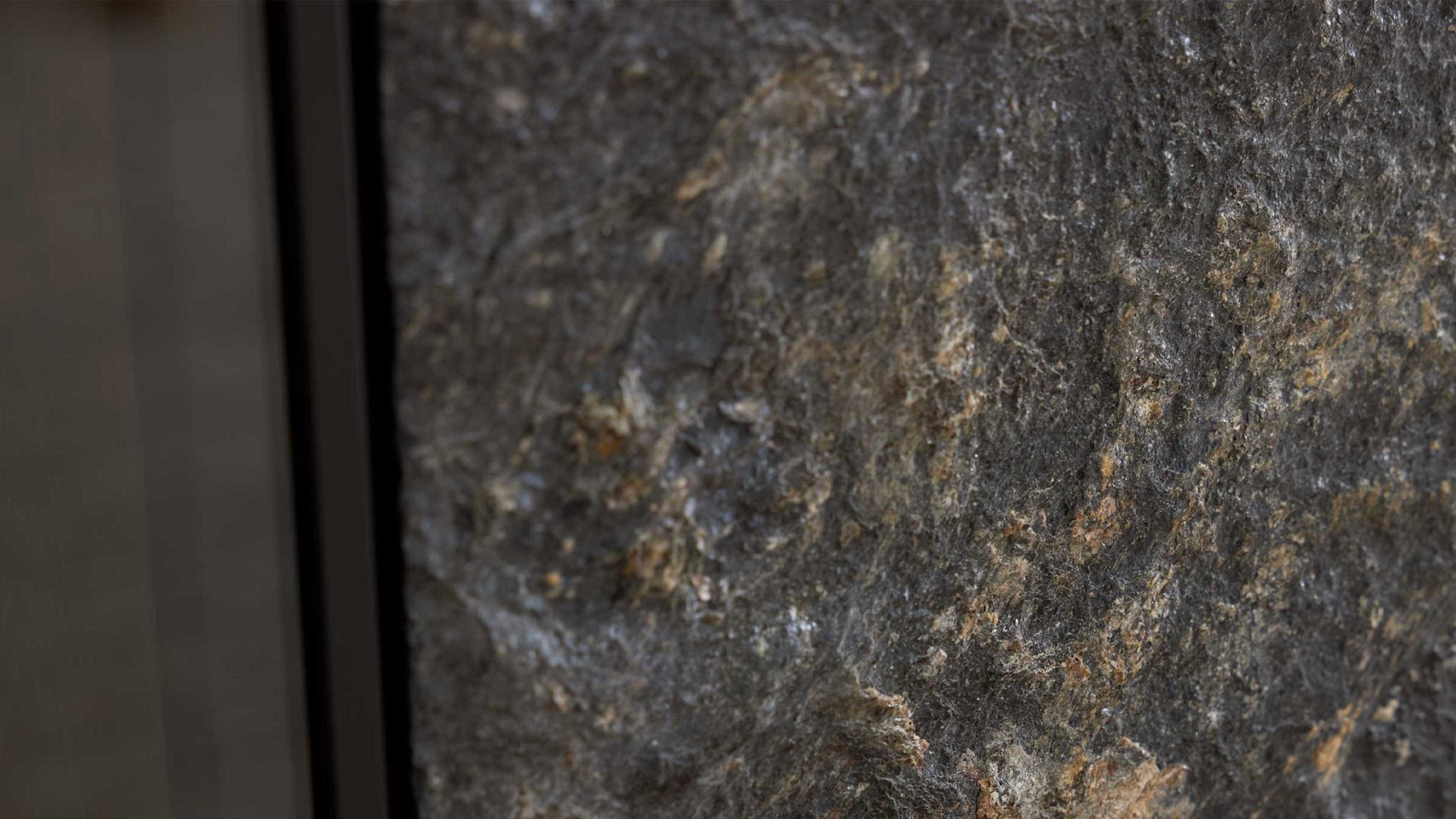 Wandregal Interliving aus Holz in Holzfarben Interliving Wohnzimmer Serie 2029 - Wandregal 41 Mattschwarz & Granit-Steinoptik - ca. 33 x 135 cm