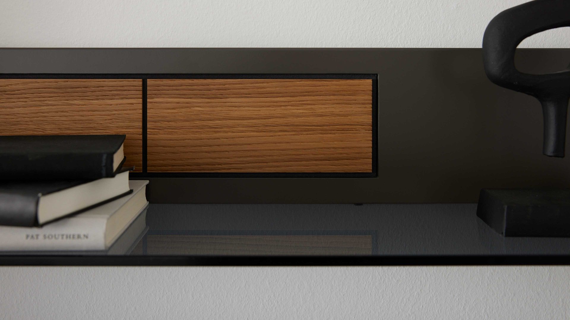 Wandregal Interliving aus Holz in Dunkelgrau Interliving Wohnzimmer Serie 2030 - Wandregal Wolfram Grey & Spaltholz - Länge ca. 150 cm