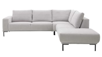 Ecksofa Interliving aus Stoff in Hellgrau Interliving Sofa Serie 4255 – Ecksofa silberfarbener Bezug Mara 9 & schwarze Metallfüße 4.26 - Stellfläche ca. 270 x 240 cm