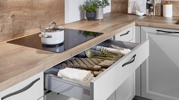 Einbauküche Nobilia® aus Holz in Hellgrau nobilia® Einbauküche Cascada mit SIEMENS-Elektrogeräten Steingrau & Master Oak - Stellfläche ca. 230 x 370 cm