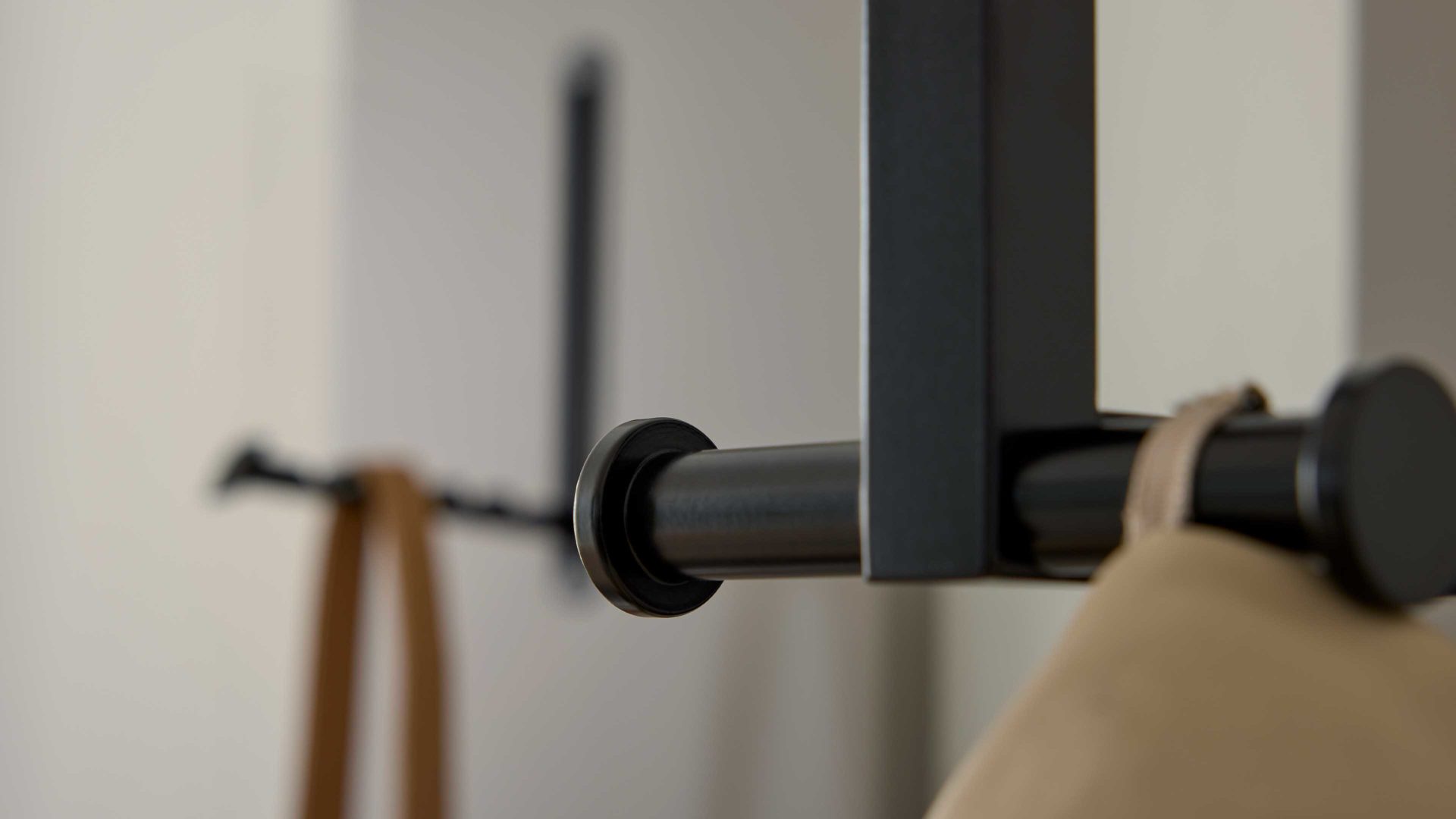 Wandgarderobe Interliving aus Holz in Hellgrau Interliving Garderobe Serie 6012 - Wandgarderobe graubeiger Mattlack - ca. 20 x 180 cm