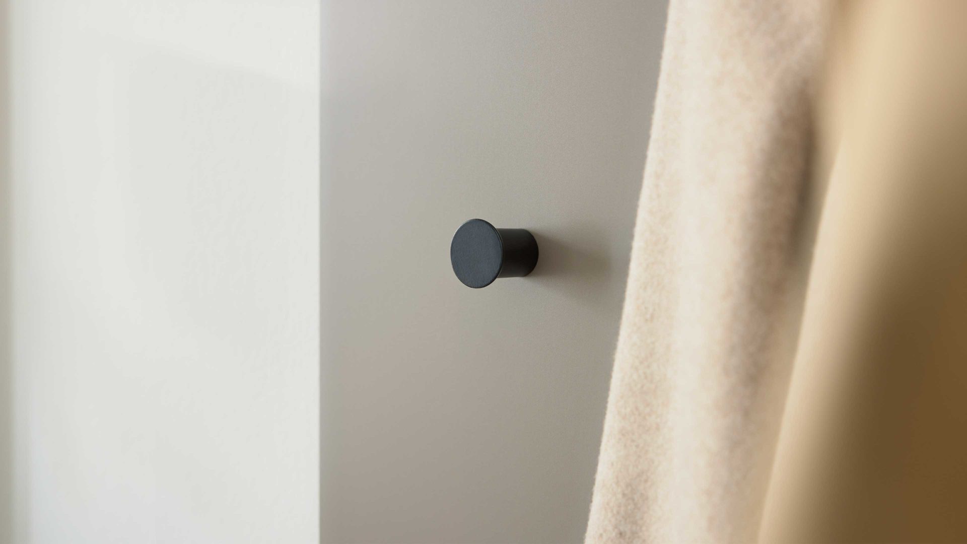 Wandgarderobe Interliving aus Holz in Hellgrau Interliving Garderobe Serie 6012 - Wandgarderobe graubeiger Mattlack - ca. 20 x 180 cm