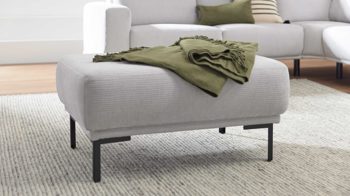 Polsterhocker Interliving aus Stoff in Hellgrau Interliving Sofa Serie 4255 – Polsterhocker silberfarbener Bezug Mara 9 & schwarze Metallfüße 4.26 - ca. 95 x 65 cm