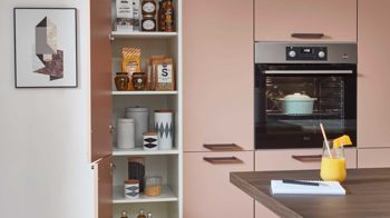 Einbauküche Nobilia® aus Holz in Rosa nobilia® Einbauküche Senso mit AEG Elektrogeräten Koralle & Walnuss - zweizeilig