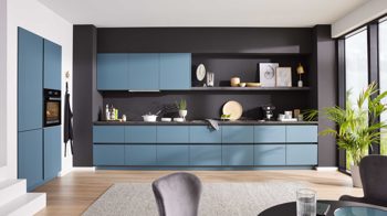 Einbauküche WERT KÜCHE® aus Holz in Blau WERT KÜCHE® Mattea Color mit Miele Einbaugeräten Stahlblau & Corten Oxid - zweiteilig