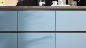 Einbauküche WERT KÜCHE® aus Holz in Blau WERT KÜCHE® Mattea Color mit Miele Einbaugeräten Stahlblau & Corten Oxid - zweiteilig