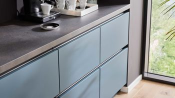 Einbauküche WERT KÜCHE® aus Holz in Blau WERT KÜCHE® Mattea Color mit Miele Einbaugeräten Stahlblau & Corten Oxid - zweiteilig