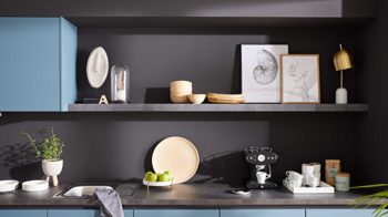 Einbauküche WERT KÜCHE® aus Holz in Blau WERT KÜCHE® Mattea Color mit Miele Einbaugeräten Stahlblau & Corten Oxid - zweiteilig