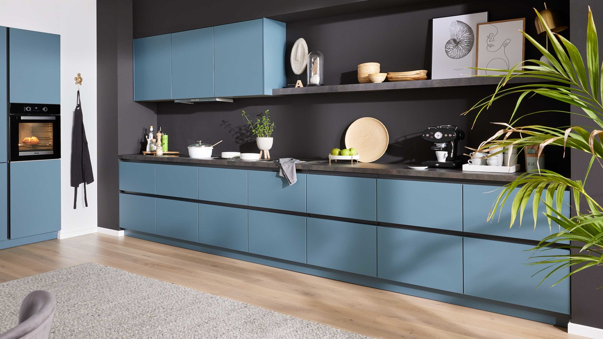 Einbauküche WERT KÜCHE® aus Holz in Blau WERT KÜCHE® Mattea Color mit Miele Einbaugeräten Stahlblau & Corten Oxid - zweiteilig