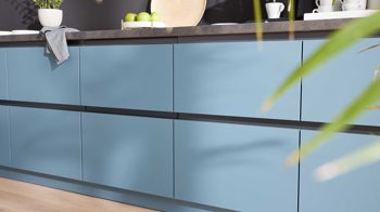 Einbauküche WERT KÜCHE® aus Holz in Blau WERT KÜCHE® Mattea Color mit Miele Einbaugeräten Stahlblau & Corten Oxid - zweiteilig
