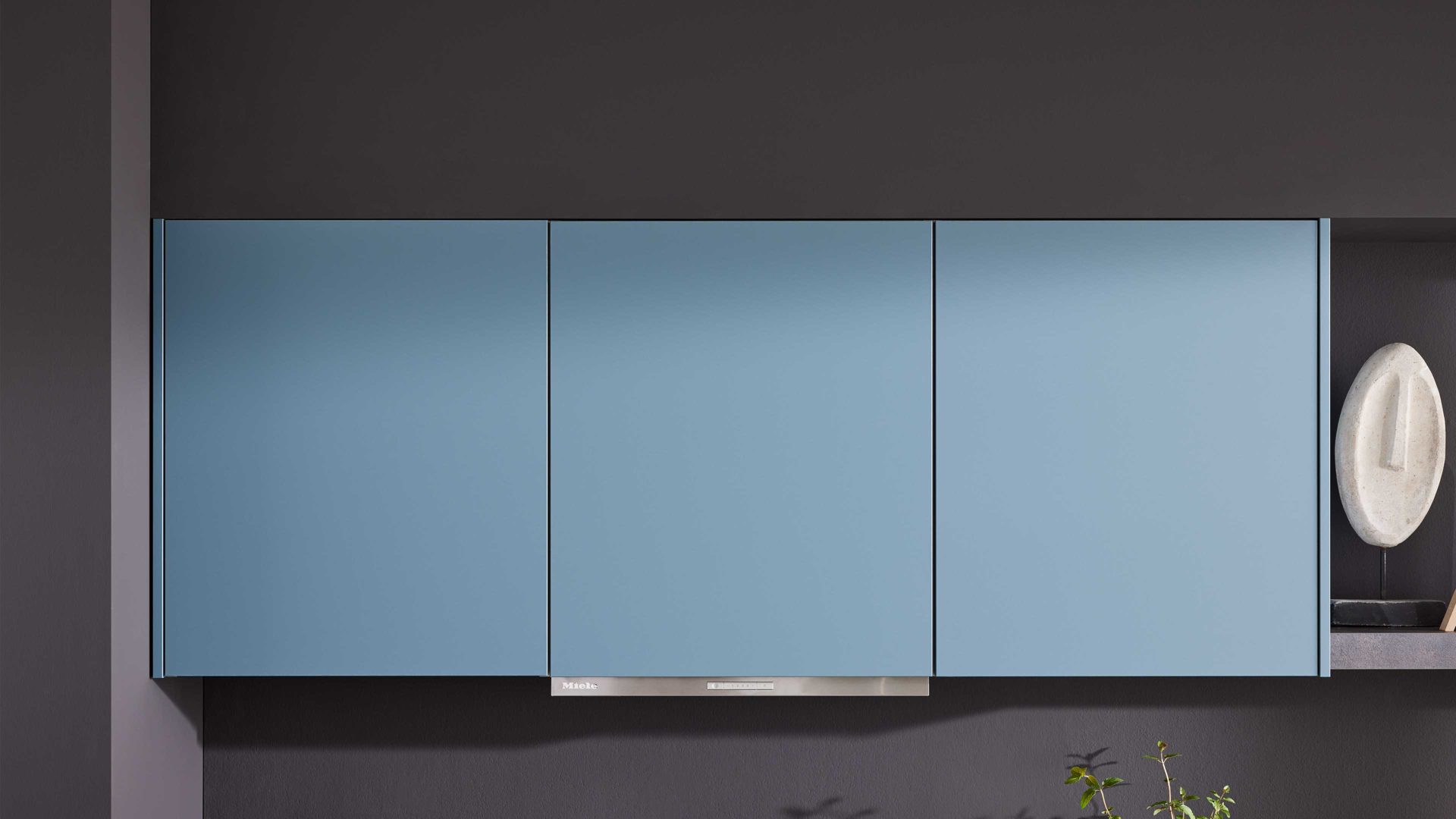 Einbauküche WERT KÜCHE® aus Holz in Blau WERT KÜCHE® Mattea Color mit Miele Einbaugeräten Stahlblau & Corten Oxid - zweiteilig