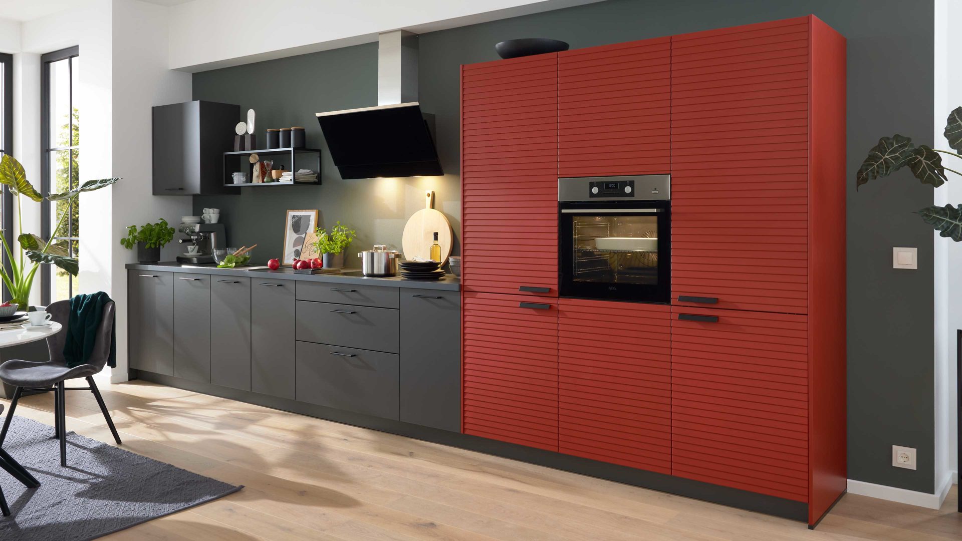 Einbauküche WERT KÜCHE® aus Holz in Schwarz WERT KÜCHE® Nora mit AEG Einbaugeräten Lavaschwarz & Herbstrot - Länge ca. 510 cm