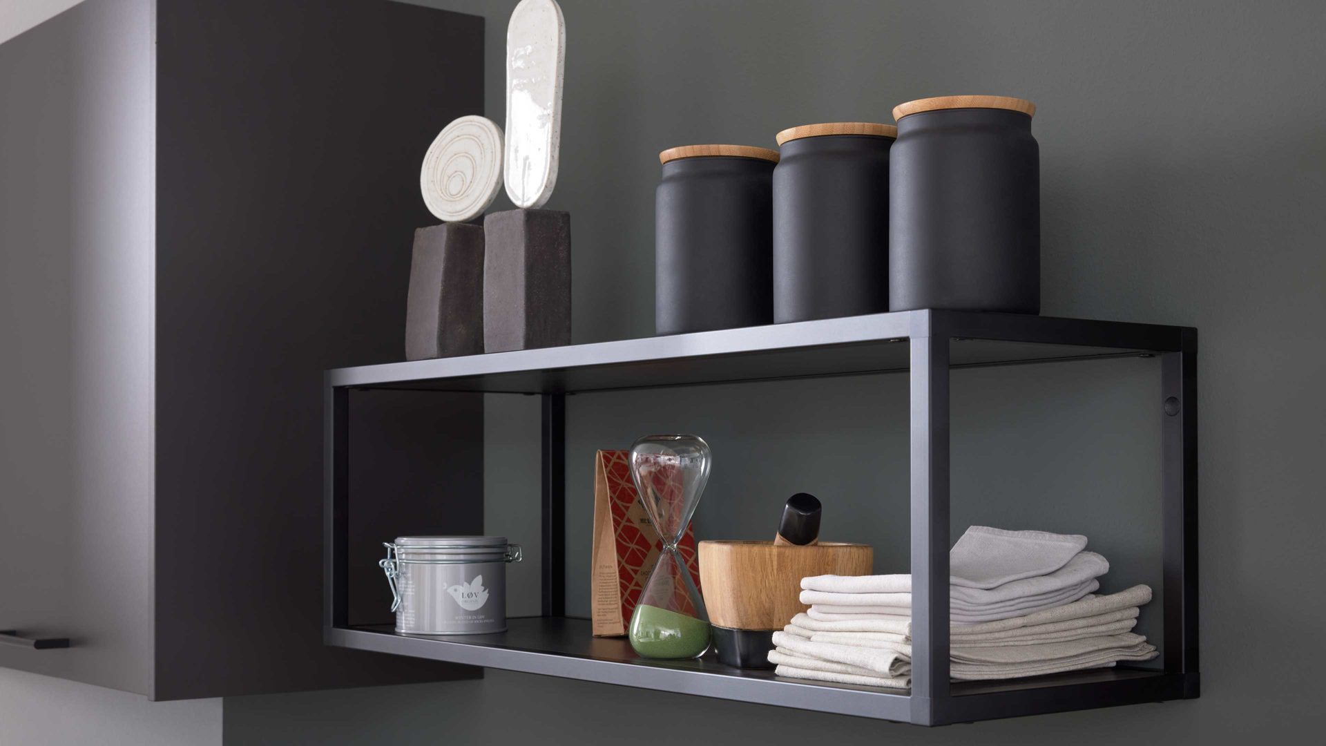 Einbauküche WERT KÜCHE® aus Holz in Schwarz WERT KÜCHE® Nora mit AEG Einbaugeräten Lavaschwarz & Herbstrot - Länge ca. 510 cm