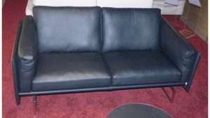 Sofa-Set Erpo aus Leder Metall in Schwarz ERPO Polstergarnitur Panama schwarzes Leder & hochglänzende verchromte Rohrkufe - zwei 2,5-Sitzer + Hocker