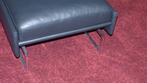 Sofa-Set Erpo aus Leder Metall in Schwarz ERPO Polstergarnitur Panama schwarzes Leder & hochglänzende verchromte Rohrkufe - zwei 2,5-Sitzer + Hocker