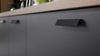 Einbauküche WERT KÜCHE® aus Holz in Schwarz WERT KÜCHE® Nora mit SIEMENS Einbaugeräten Lavaschwarz - Länge ca. 480 cm