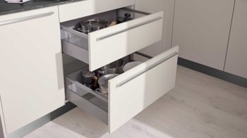 Einbauküche WERT KÜCHE® aus Holz in Weiß WERT KÜCHE® Bionda mit AEG Einbaugeräten Muschelweiß - zweiteilig