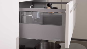 Einbauküche WERT KÜCHE® aus Holz in Weiß WERT KÜCHE® Bionda mit AEG Einbaugeräten Muschelweiß - zweizeilig