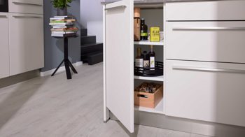 Einbauküche WERT KÜCHE® aus Holz in Weiß WERT KÜCHE® Bionda mit AEG Einbaugeräten Muschelweiß - zweizeilig