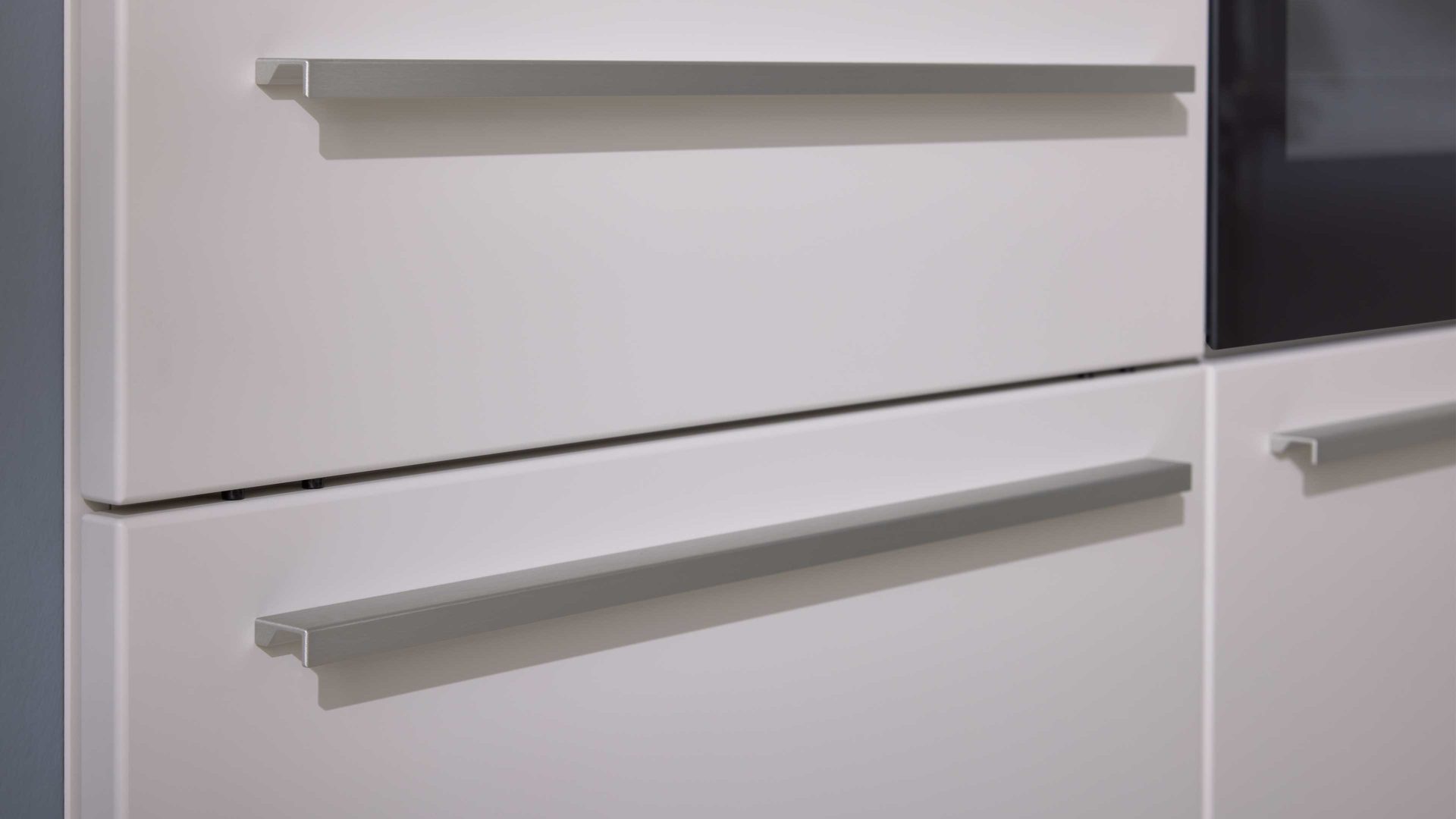 Einbauküche WERT KÜCHE® aus Holz in Weiß WERT KÜCHE® Bionda mit AEG Einbaugeräten Muschelweiß - zweiteilig