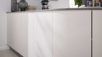 Einbauküche WERT KÜCHE® aus Holz in Weiß WERT KÜCHE® Bionda mit AEG Einbaugeräten Muschelweiß - zweizeilig