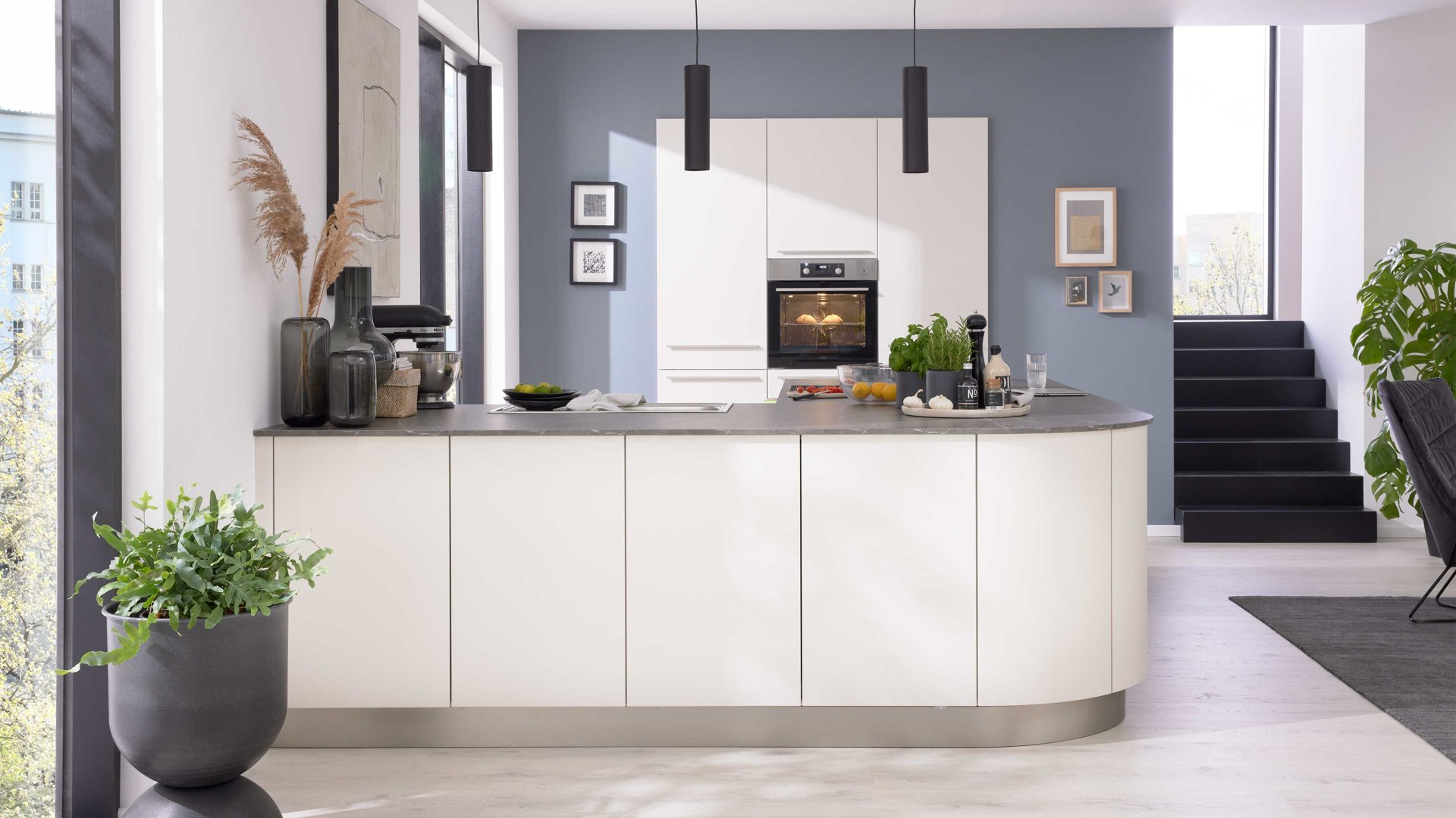 Einbauküche WERT KÜCHE® aus Holz in Weiß WERT KÜCHE® Bionda mit AEG Einbaugeräten Muschelweiß - zweiteilig