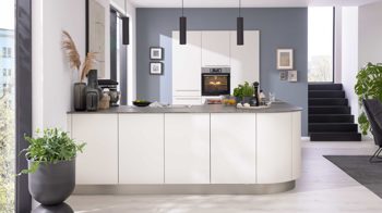 Einbauküche WERT KÜCHE® aus Holz in Weiß WERT KÜCHE® Bionda mit AEG Einbaugeräten Muschelweiß - zweizeilig