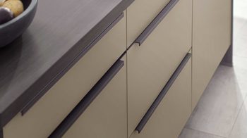 Einbauküche Express küchen aus Holz in Grau EXPRESS KÜCHEN Einbauküche Clean mit IGNIS Einbaugeräten Cremegrau & Eiche grau - zweizeilig