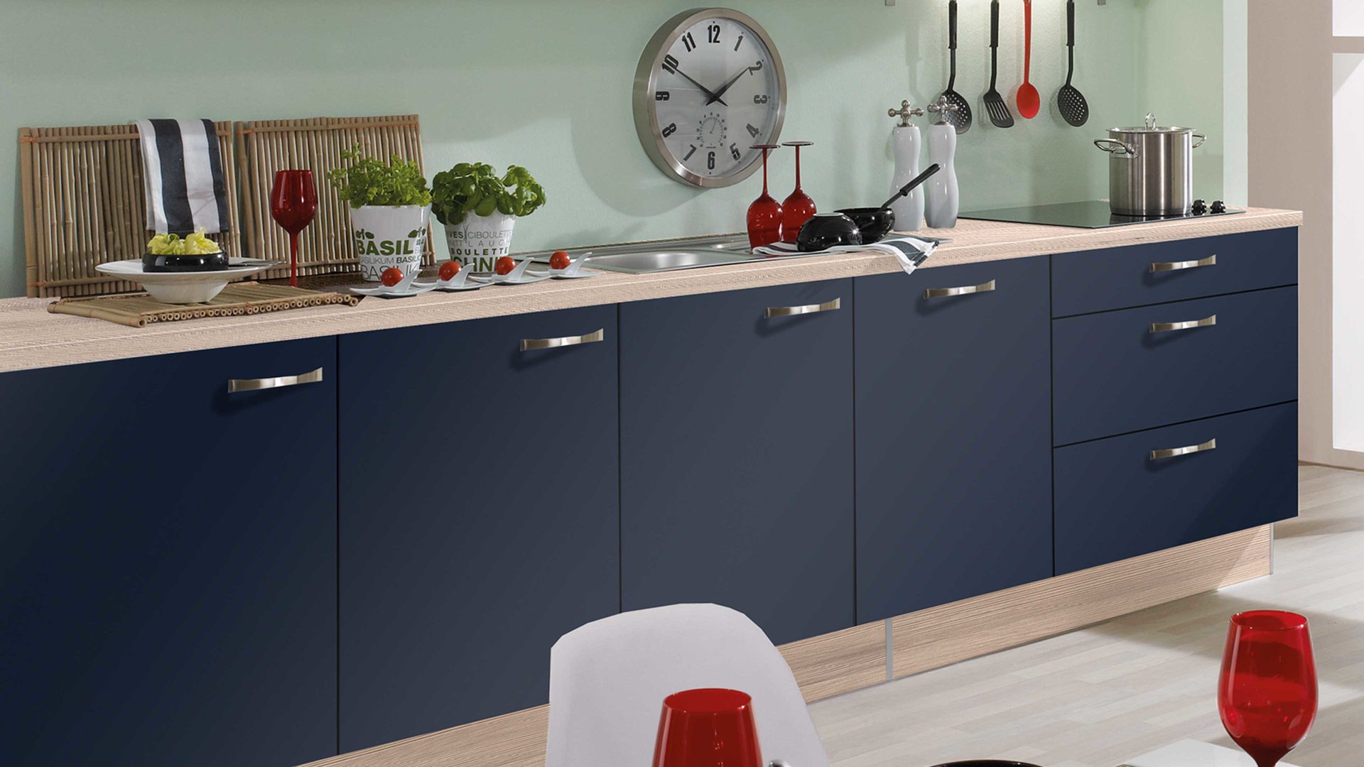 Einbauküche Pino aus Holz in Dunkelblau pino Einbauküche inklusive Einbaugeräte Indigoblau & Tanne Clay - zweizeilig