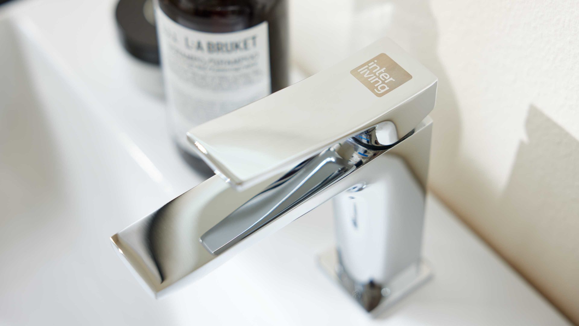 Badmöbel-Set Interliving aus Holz in Weiß Interliving Bad Serie 7357 - Badmöbel-Set mit Extras Alpinweiß & Eiche Havanna