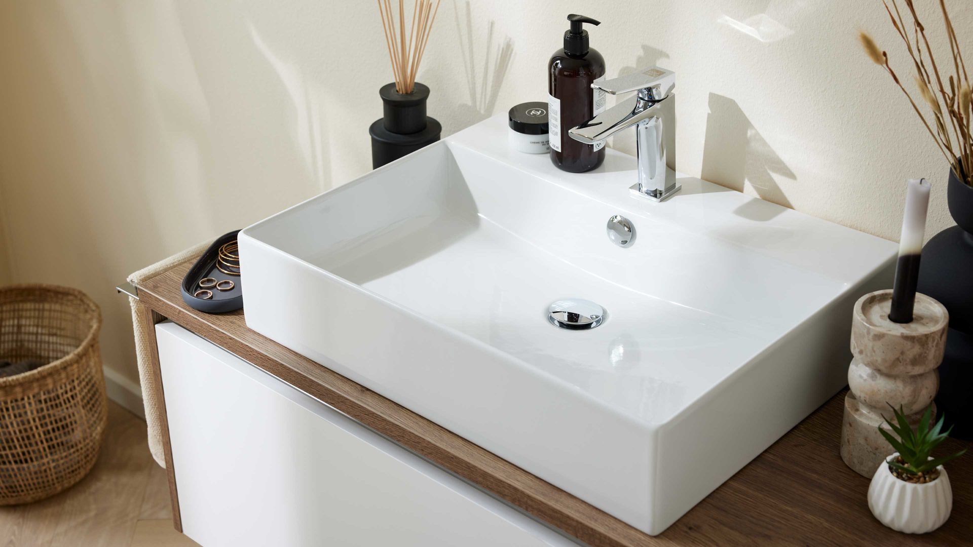 Badmöbel-Set Interliving aus Holz in Weiß Interliving Bad Serie 7357 - Badmöbel-Set Basis Alpinweiß & Eiche Havanna