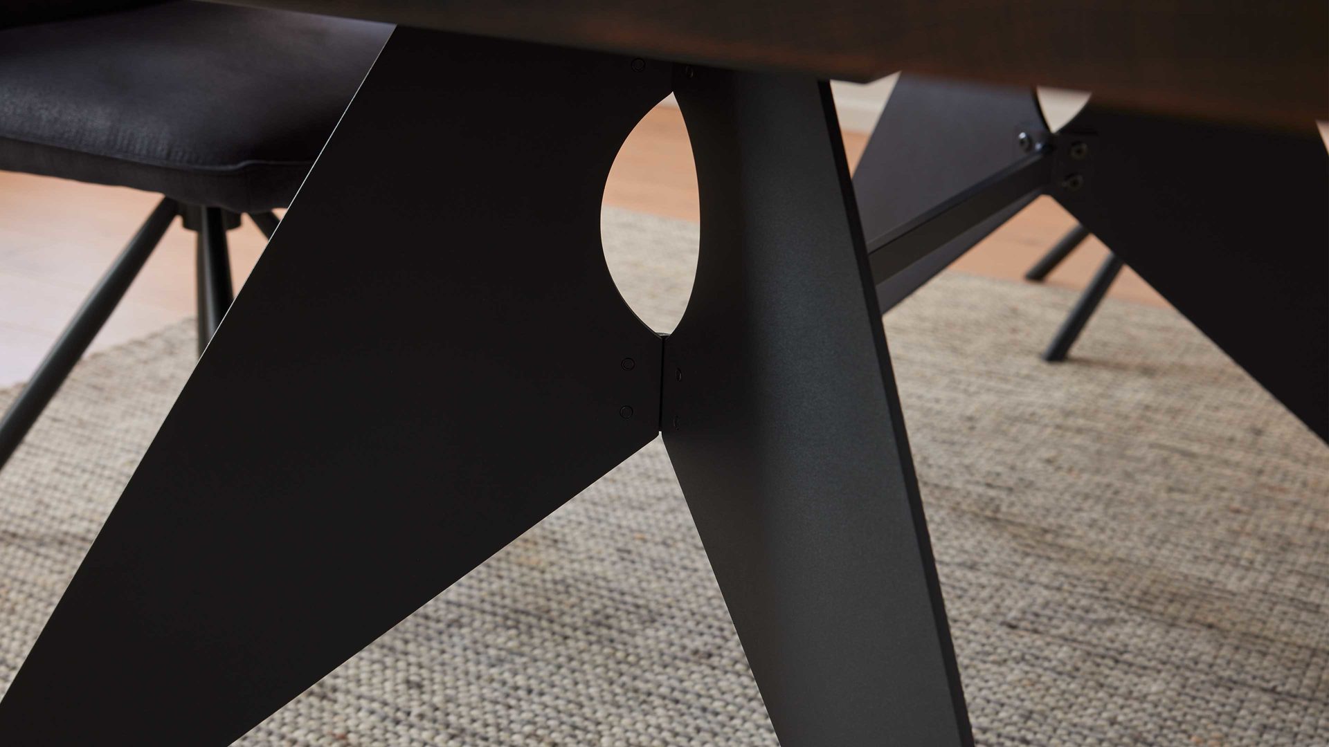 Esstisch Interliving aus Holz in Holzfarben Dunkel Interliving Esszimmer Serie 5116 – Esstisch Mooreiche & schwarzer Stahl - ca. 180 x 100 cm