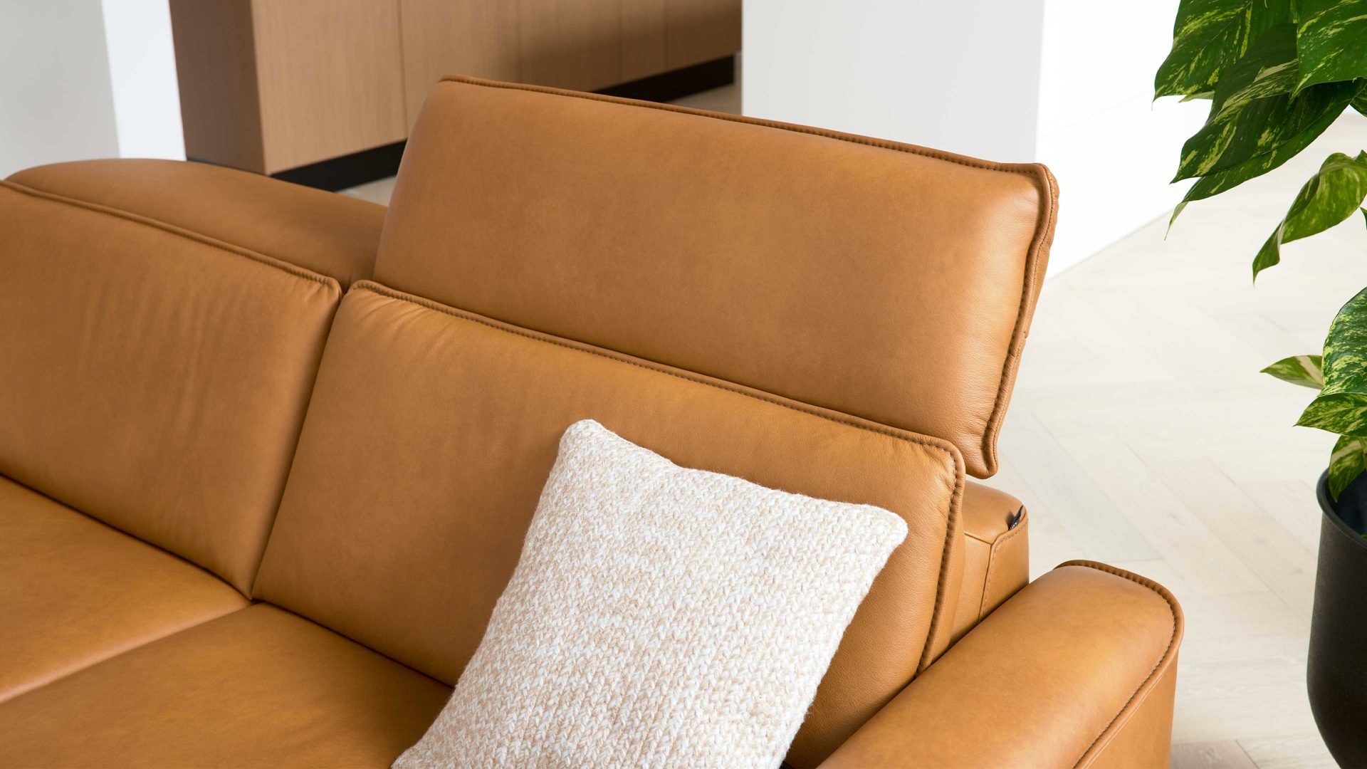 Zweisitzer Interliving aus Leder in Hellbraun Interliving Sofa Serie 4061 - Zweisitzer 2KV parkettfarbenes Leder Torro & schwarze Metallfüße - Länge ca. 160 cm