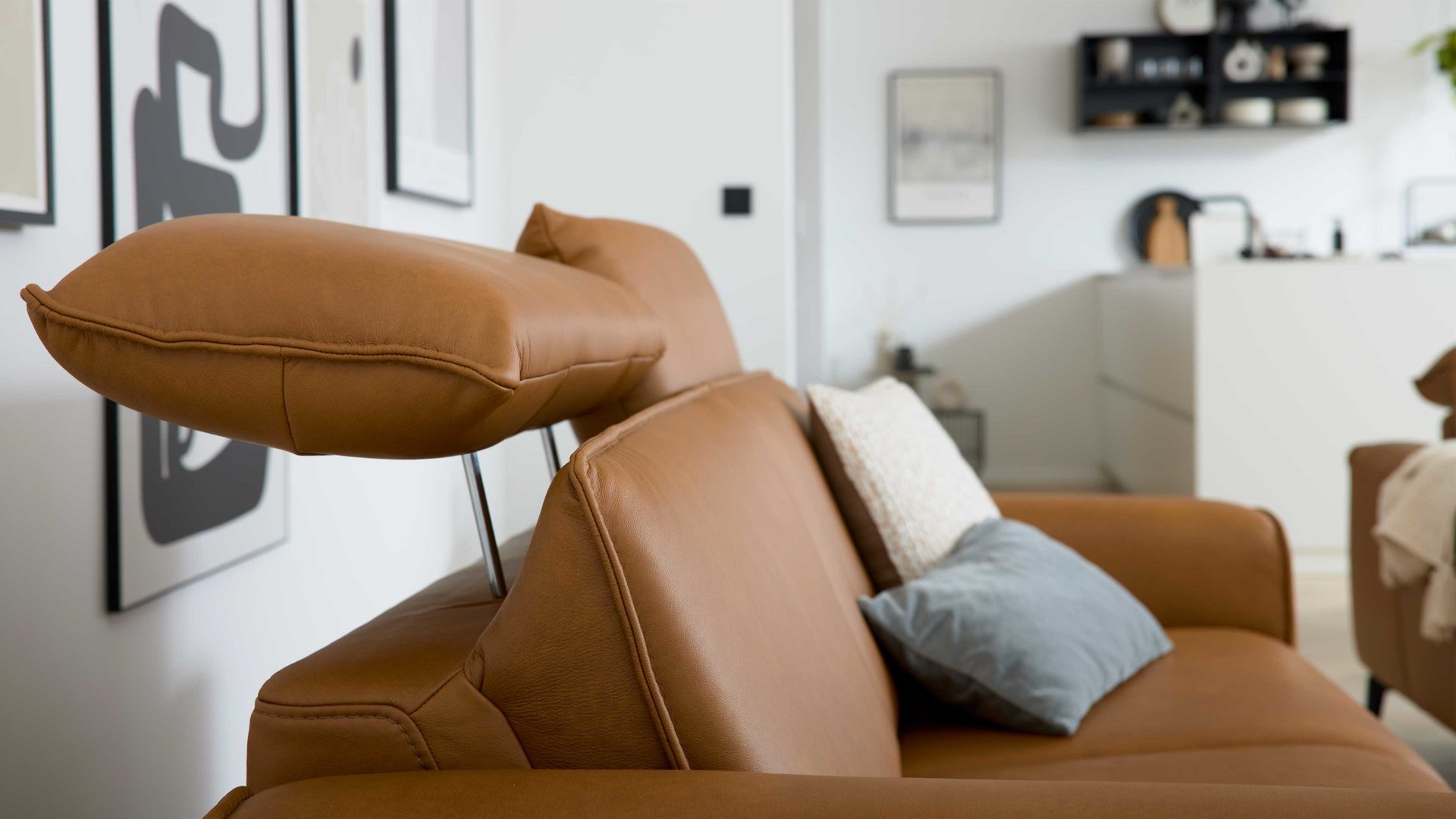 2,5-Sitzer Interliving aus Leder in Hellbraun Interliving Sofa Serie 4061 - 2,5-Sitzer 2,5KV parkettfarbenes LongLife-Leder Cloudy & schwarze Metallfüße - Länge ca. 190 cm