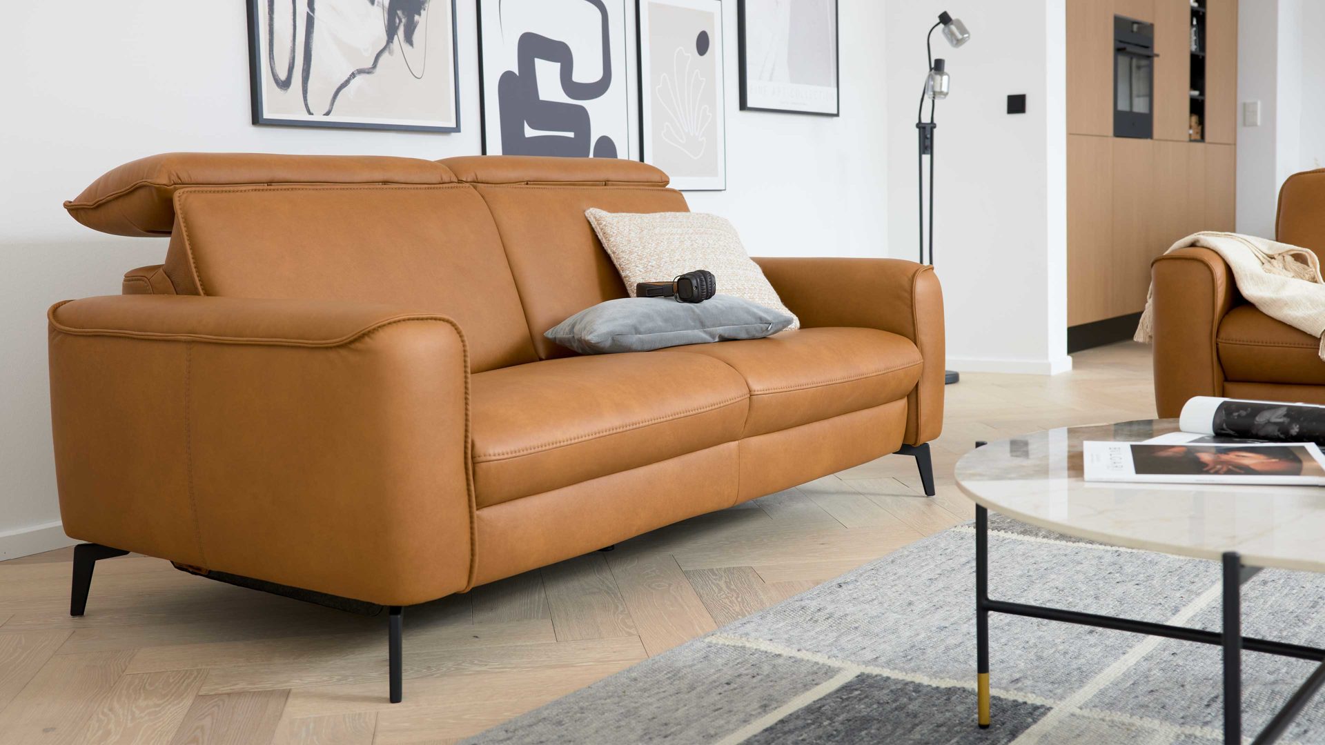 Zweisitzer Interliving aus Leder in Hellbraun Interliving Sofa Serie 4061 - Zweisitzer 2KV parkettfarbenes Leder Torro & schwarze Metallfüße - Länge ca. 160 cm