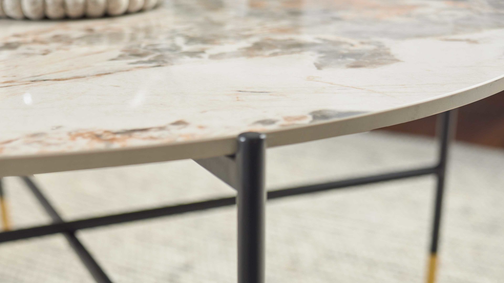 Couchtisch Interliving aus Keramik in Weiß Interliving Couchtisch Serie 6221 marmorfarbene Keramik Calcatta & schwarzer Stahl - Durchmesser ca. 94 cm