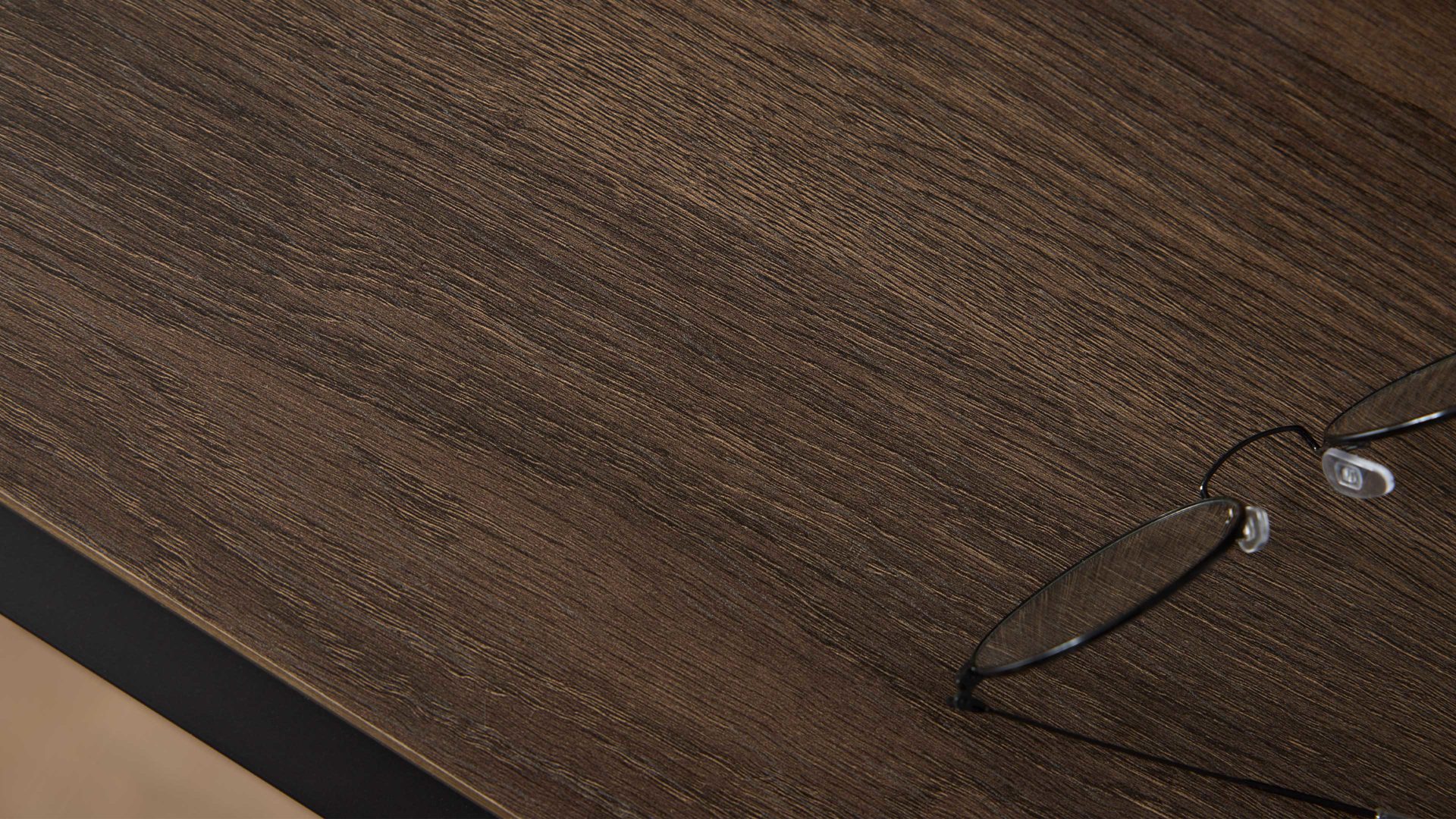 Kombikommode Interliving aus Holz in Schwarz Interliving Kleiderschrank Serie 1208 - Kombikommode Schwarzglas & Atlantic Eiche - zwei Türen, vier Schubladen, Breite ca. 120 cm