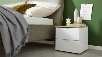 Nachtkommode Interliving aus Holz in Weiß Interliving Kleiderschrank Serie 1208 - Nachtkommode alpinweißes Glas & Artisan Eiche - zwei Schubladen, Breite ca. 40 cm