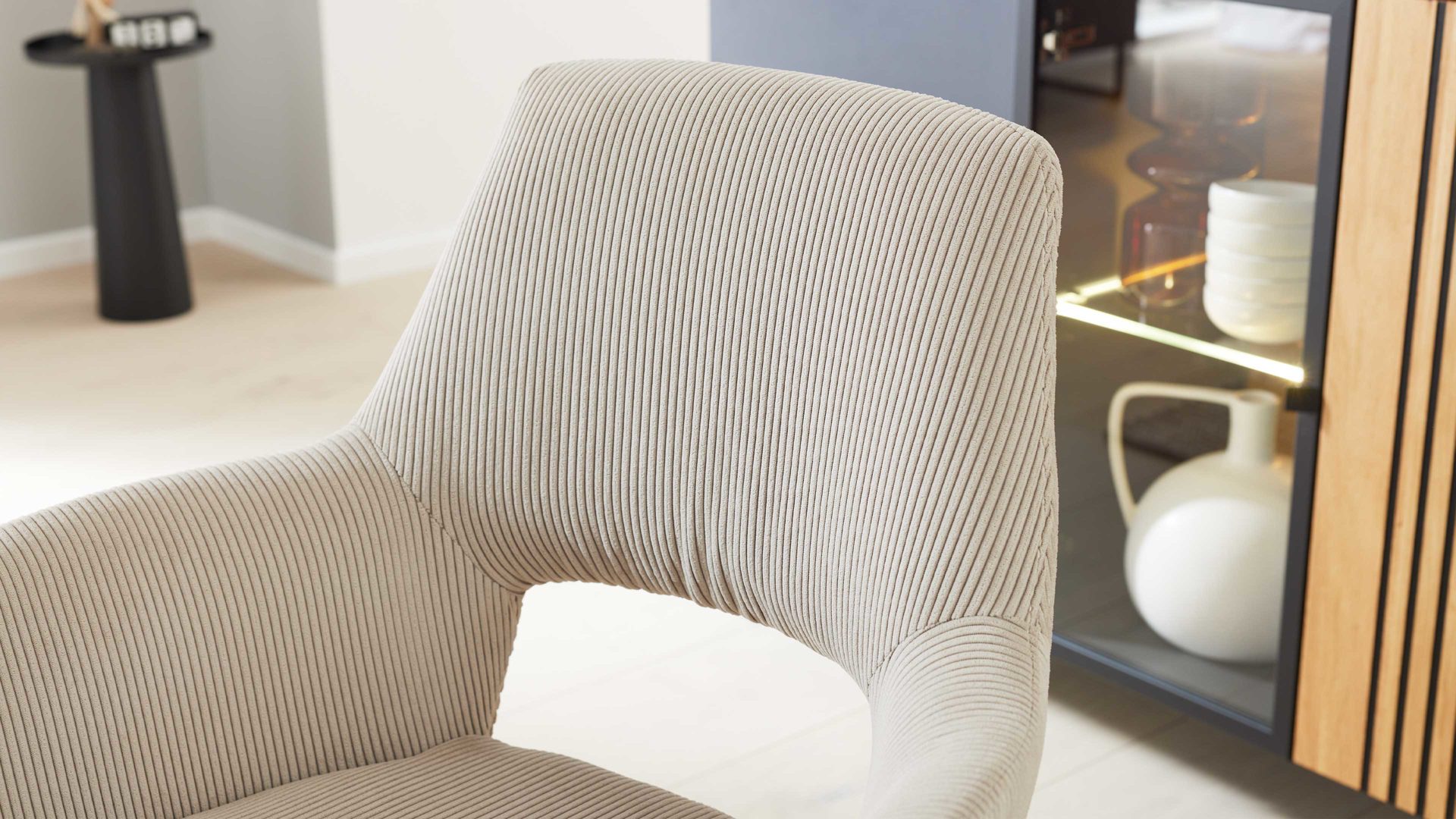 Vierfußstuhl Interliving aus Stoff in Beige Interliving Esszimmer Serie 5605 – Armlehnstuhl mit Dreh- und Rückholfunktion ecrufarbener Cord Rebel & Eiche