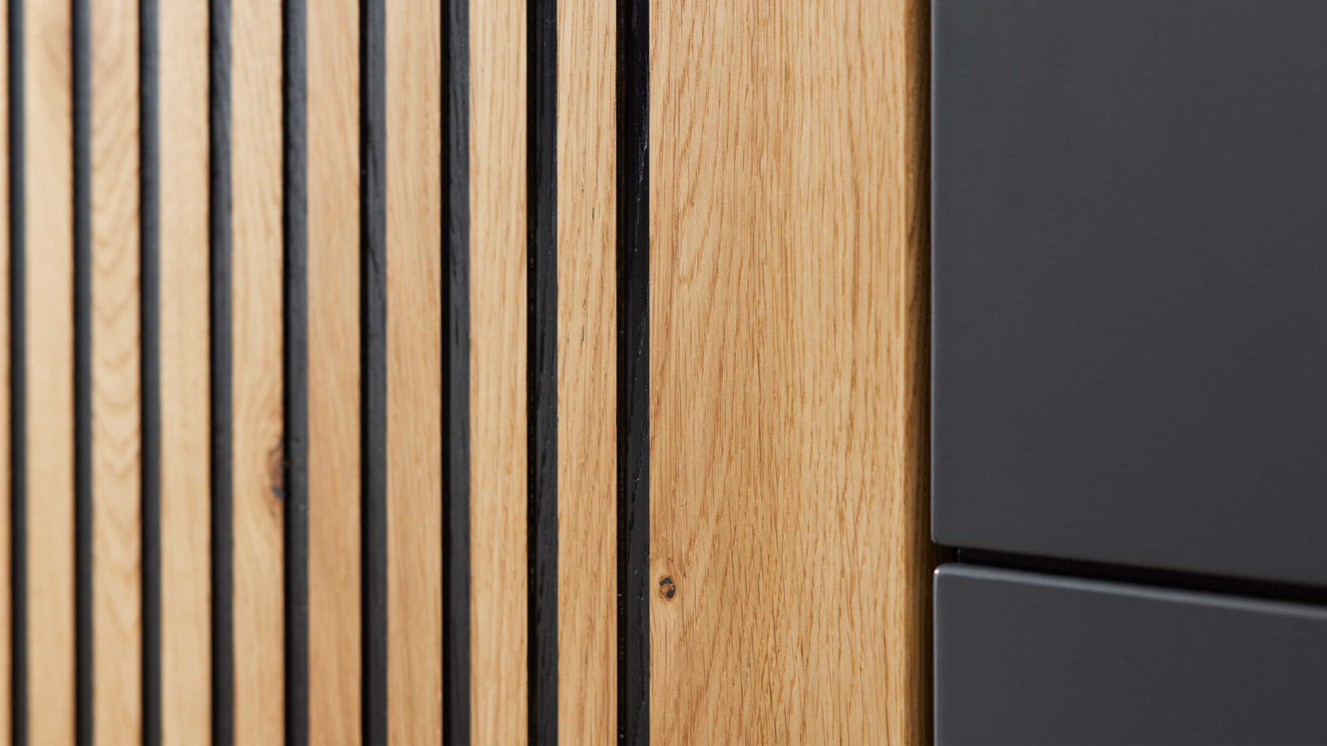 Vitrine Interliving aus Holz in Dunkelgrau Interliving Esszimmer Serie 5605 – Vitrine quarzgrauer Lack & Charakter-Eiche - fünf Türen, zwei Schubladen, Höhe ca. 194 cm