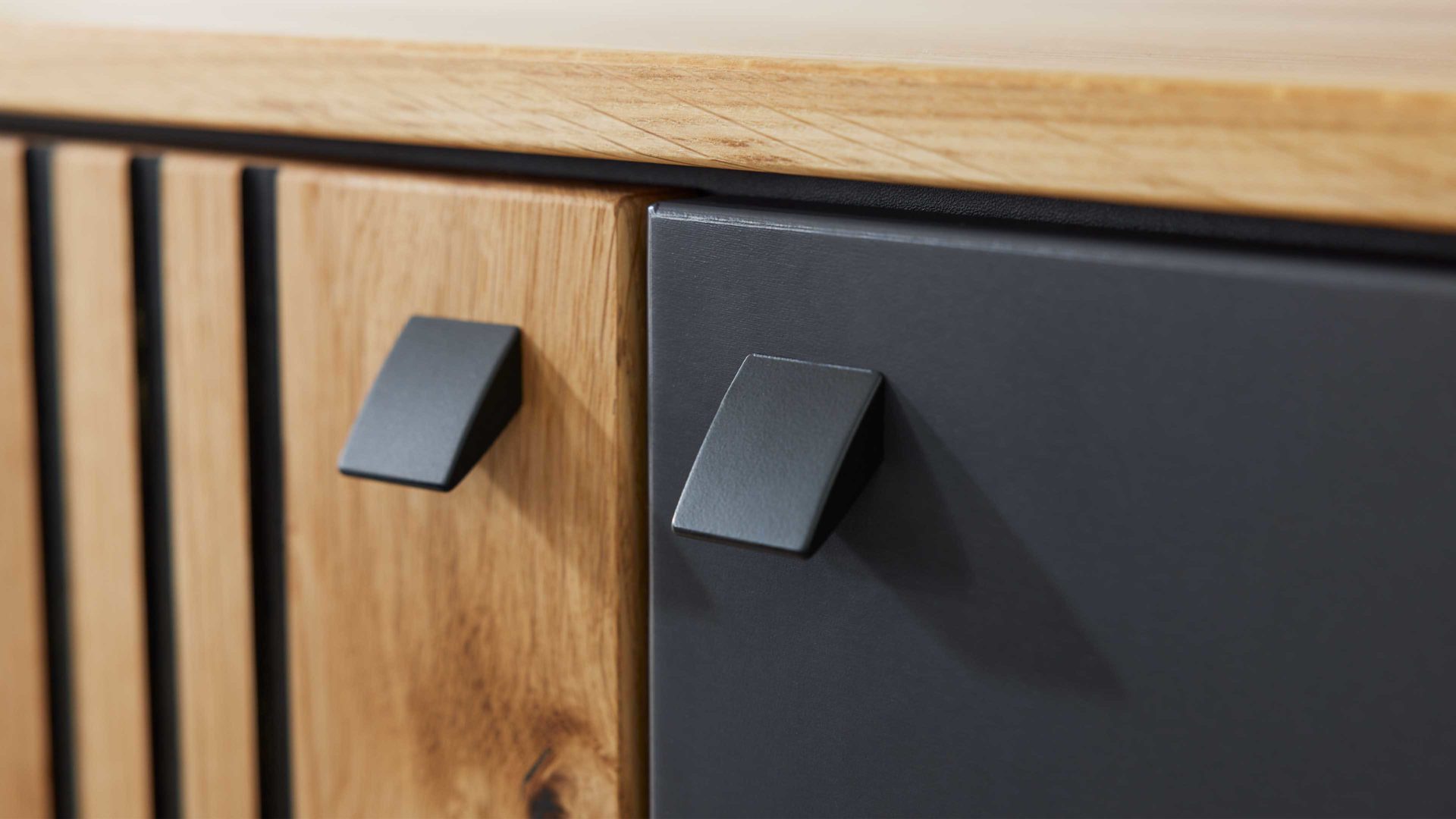 Highboard Interliving aus Holz in Dunkelgrau Interliving Esszimmer Serie 5605 – Highboard 5774 quarzgrauer Lack & Charakter-Eiche - fünf Türen, zwei Schubladen, Breite ca. 86 cm