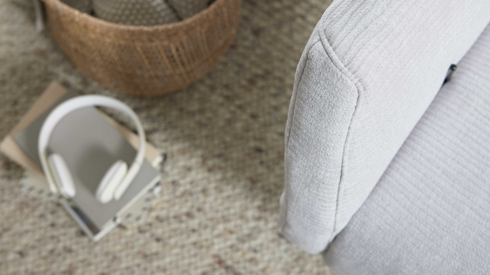 Relaxsessel Interliving aus Stoff in Hellgrau Interliving Sessel Serie 4530 silberfarbener Bezug Mara 9 & silberfarbener Sternfuß