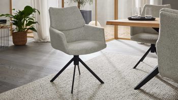 Polsterstuhl Interliving aus Stoff in Weiß Interliving Esszimmer Serie 5118 – Armlehnstuhl champagnerfarbener Bouclé Elegant wish E07 & mattschwarzes Eisen
