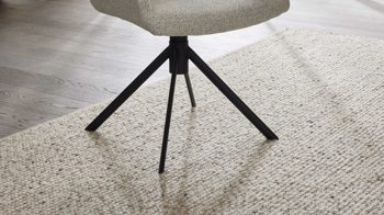 Polsterstuhl Interliving aus Stoff in Weiß Interliving Esszimmer Serie 5118 – Armlehnstuhl 2322 champagnerfarbener Bouclé Elegant wish E07 & mattschwarzes Eisen